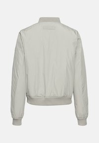 Lys grå bomberjakke med en glat tekstur, ribbede manchetter og kant samt en mesh krave detalje. Har et simpelt, minimalistisk design.