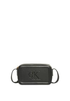 Bolso bandolera rectangular negro con logo "cK" en relieve en el panel frontal y correa de hombro ajustable.