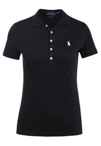 Svart pikétröja av texturerat tyg. Har en klassisk krage, tre knappar och en liten vit logotyp på vänster bröst.