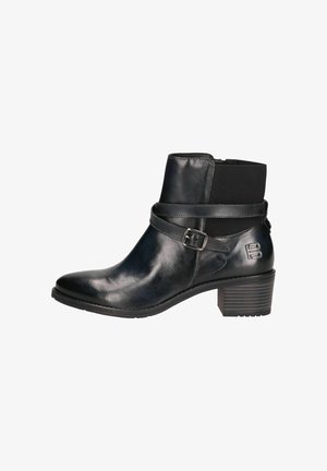 Schwarze Lederknöchelstiefel mit spitzer Zehenform, elastischem Seitenpanel, Schnallenakzent und strukturiertem Blockabsatz. Glattes Finish mit Logodetail.