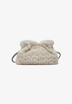 Petit sac à main beige avec extérieur en fourrure douce et texturée et poignées courtes et arrondies en fourrure, sur fond blanc.