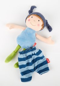 Weiche Stoffpuppe mit einem blauen Körper, grün gestreiften Beinen und einem Denim-Stil Hut. Sie trägt blaue und marinegestreifte Shorts und hat gestickte Details.