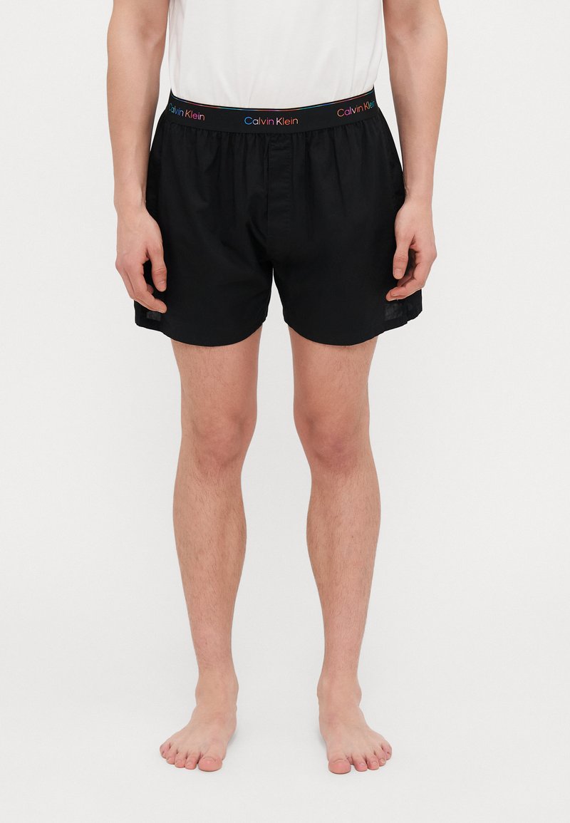 Zwarte boxershorts van lichtgewicht stof, met een elastische tailleband met een meerkleurig "Calvin Klein"-logo en een relaxte pasvorm.