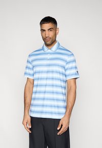 Ανοιχτό μπλε πόλο μπλουζάκι με οριζόντιες ρίγες σε διάφορες αποχρώσεις. Διαθέτει γιακά και κοντά μανίκια, κατασκευασμένο από λείο συνθετικό ύφασμα.