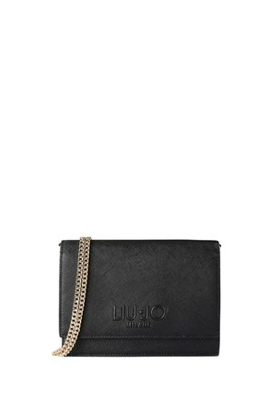 Pochette en cuir noir texturé avec logo embossé "Liu Jo Milano" et bandoulière chaîne dorée sur fond blanc.