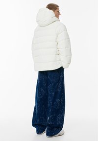 PULL&BEAR Zimní bunda - white