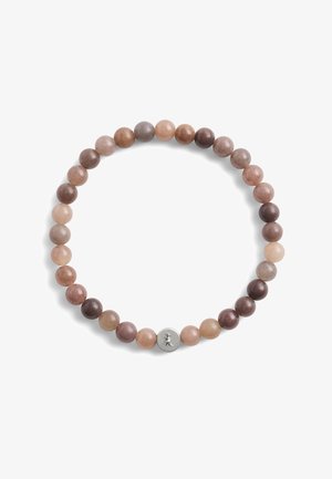 Elastisches Armband mit runden Perlen in den Farben Rosa, Braun und Grau, mit einem silbernen Metallakzent in der Mitte. Glatte Textur.