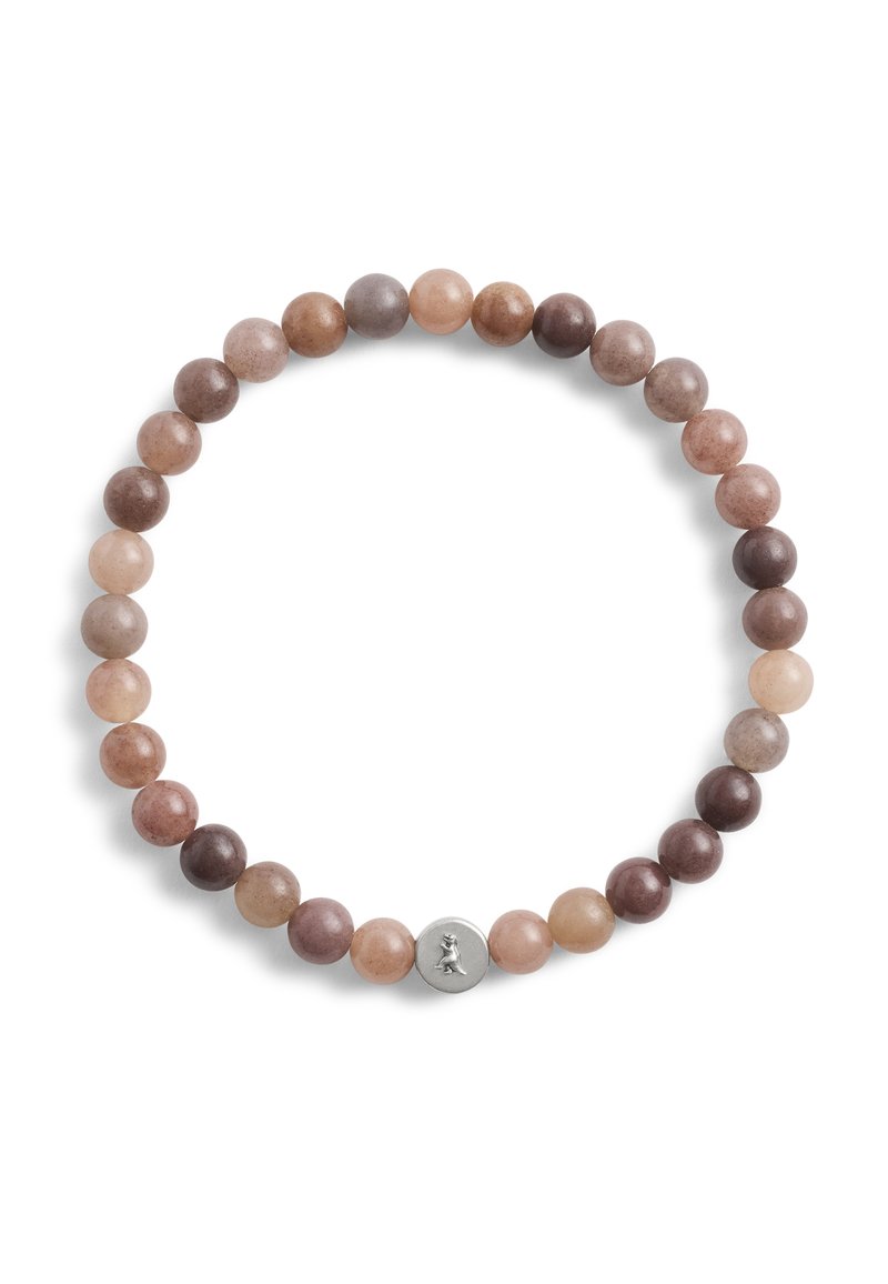 Elastinen rannekoru, jossa on pyöreitä helmiä vaaleanpunaisen, ruskean ja harmaan sävyissä, keskellä hopeinen metallikoriste. Sileä pinta.