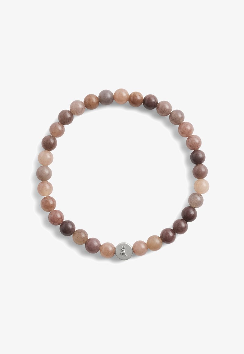 Elastiskt armband med runda pärlor i nyanser av rosa, brunt och grått, med en silvermetallaccent i mitten. Slät yta.