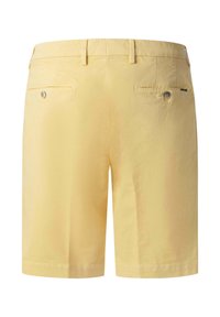 Shorts pour hommes de couleur jaune clair, coupe ajustée, avec passants pour ceinture, deux poches arrière passepoilées avec boutons, et une petite étiquette de marque au-dessus de la poche droite.