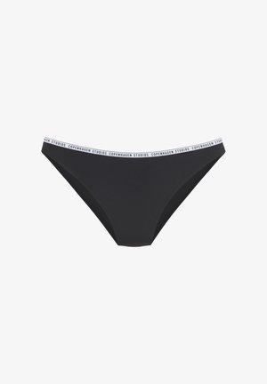 Schwarze Bikini-Unterwäsche mit weißem elastischem Bund, der mehrfach den Schriftzug „Copenhagen Studios" in Schwarz trägt.