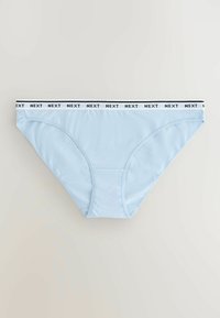 Lenjerie de damă albastru deschis în stil bikini, cu o talie elastică albă pe care este imprimat repetat textul negru „NEXT”.
