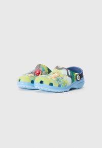 Zoccoli verdi e blu con un motivo decorato che presenta elementi di cartoni animati; realizzati in materiale leggero, con fori di ventilazione e cinturino regolabile.