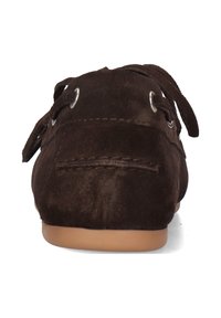 Bruna mockasin-style skor i mocka med läderremmar, rundade tår och gummisula, med silverfärgade öljetter och en stickad framdel.