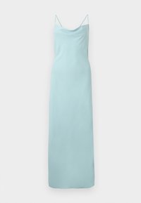 Robe maxi bleu clair sans manches avec fines bretelles spaghetti et un léger col bénitier sur un fond uni.