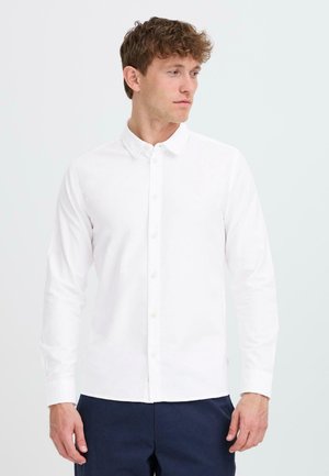 Weißes Langarm-Hemd mit Knopfleiste und klassischem Kragen, aus Baumwolle gefertigt. Hat ein elegantes Design und einen geraden Saum, kombiniert mit marineblauen Hosen.