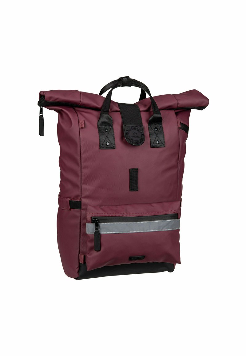 Burgunderroter Rolltop-Rucksack mit schwarzen Trägern und Akzenten. Verfügt über eine vordere Reißverschlusstasche mit reflektierendem Streifen und strapazierfähigem, wasserabweisendem Material.