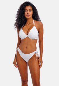 Conjunto de bikini blanco que incluye un top triangular texturizado con tirantes ajustables y bragas laterales con lazo a juego, ambos con detalles decorativos.