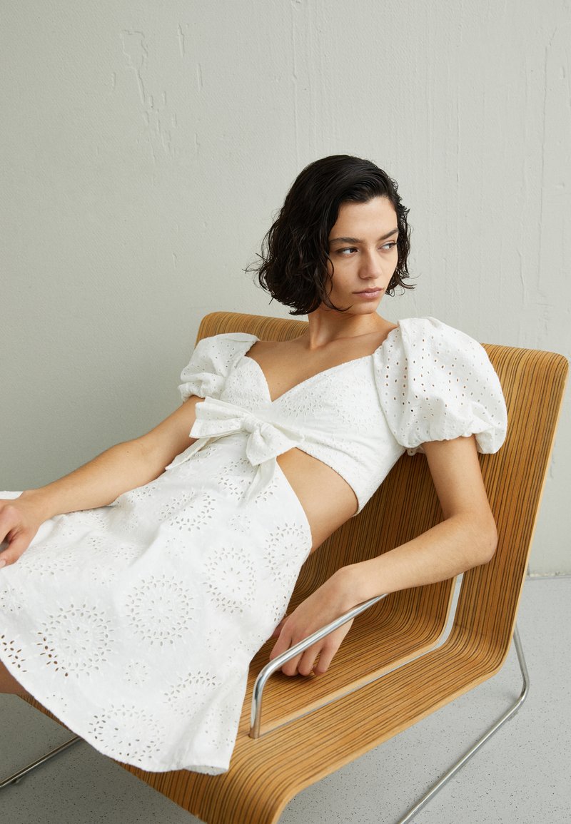 Damen Freizeitkleider | Alice + Olivia QUEENIE MINI DRESS BOW Freizeitkleid off white/weiß - UM99645 Damen Freizeitkleider | Alice + Olivia QUEENIE MINI DRESS BOW Freizeitkleid off white/weiß - UM99645