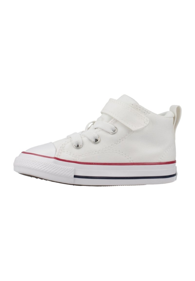 Sneaker alta in tela bianca con lacci e un cinturino in Velcro. Presenta accenti a righe rosse e blu sulla suola in gomma e sulla punta.