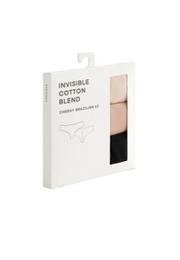 Drie-pack ondeugende Braziliaanse onderbroeken in zwart en twee tinten beige, weergegeven in een witte kartonnen verpakking met uitsparingen.