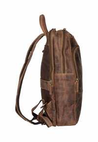 Un sac à dos en cuir marron avec une surface texturée, doté de plusieurs compartiments zippés, de bretelles robustes et d'une poignée supérieure pour le transport.