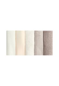 Cinq morceaux de tissu pliés dans des tons neutres allant du blanc au beige et gris, disposés côte à côte sur un fond blanc.