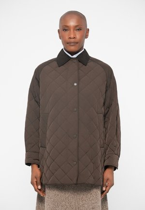 Brūns nodrošināts jaku ar kordmēru apkakli, priekšējām spiedpogas aizdaremi un sānu kabatām. Audumam ir maiga tekstūra un dimanta raksts.