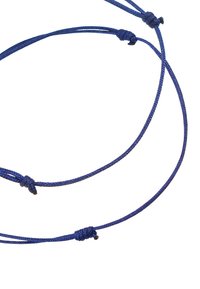 El cordón trenzado azul presenta múltiples nudos, longitudes variables y una textura suave. Mantiene una forma flexible adecuada para diversas aplicaciones.