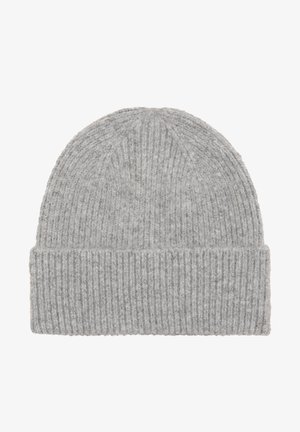 Grå strik hue med ribbet tekstur, foldet skygge og blødt uldmateriale. Enkel design uden yderligere mønstre eller accenter.