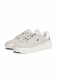 Jasnoszare sneakersy wykonane z zamszu i siateczki, z sznurowadłami i białą gumową podeszwą; mają mały detal z logo po boku.