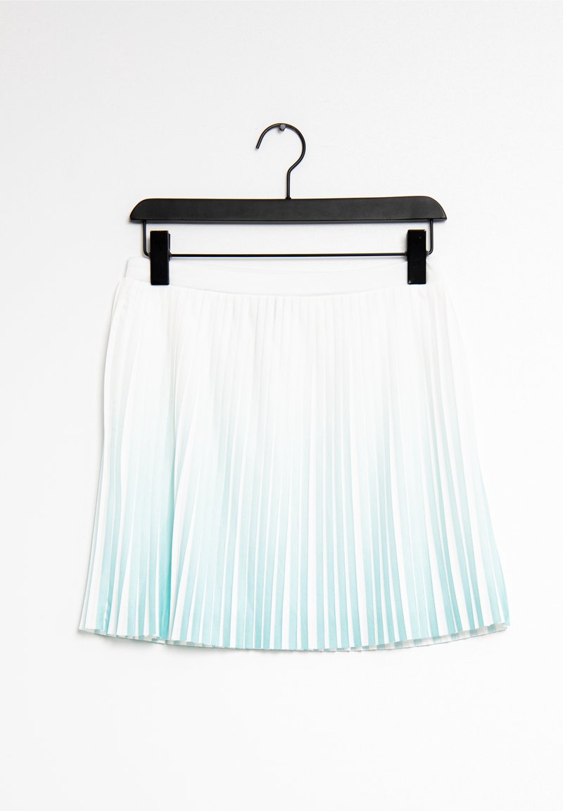 Jupe plissée blanche avec un dégradé bleu clair suspendue sur un cintre à pince noir sur fond blanc.
