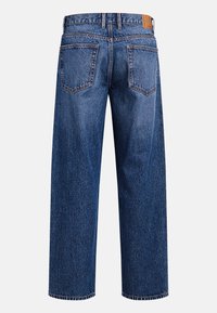 Μπλε τζιν υφάσματος denim με ίσια γραμμή στα παντελόνια, πέντε τσέπες και δερμάτινο ετικέτα του бренδ στις ζώνες. Κλασικές λεπτομέρειες ραφών εμφανείς.