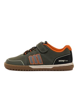 Zapatilla baja verde y naranja con suela marrón, logo "m" en el lateral, cordones delanteros y una tira de velcro en la parte superior.