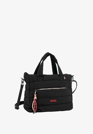 Bolso tote acolchado negro con dobles asas cortas, un bolsillo frontal con cremallera y tirador de cuerda rojo y beige, y una correa ajustable para el hombro.