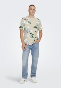 Only & Sons ONSKLOP FLORAL TEE  - T-shirts med print - beige