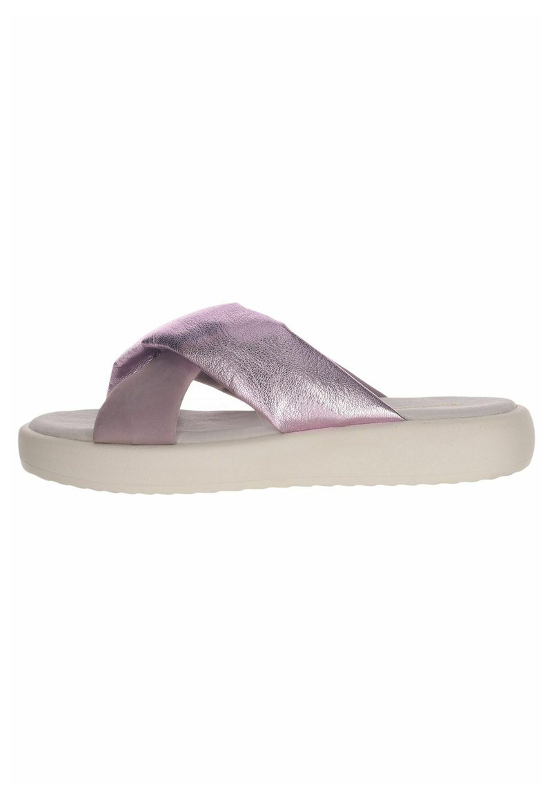 Sandali slide metallici rosa con fasce incrociate, superficie morbida e suola bianca imbottita. Presentano un design minimalista.
