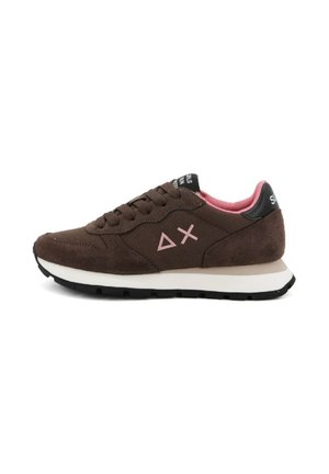 Baskets en daim marron avec doublure intérieure rose, logo géométrique rose sur le côté, languette noire au talon, et semelle blanche et noire, vues de côté gauche.