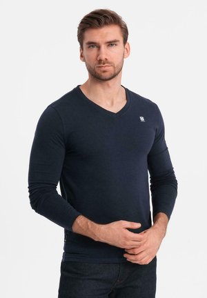 Námorně modré tričko s dlouhým rukávem a výstřihem do V vyrobené z jemné bavlny, s malým logem na hrudi a přiléhavým střihem na manžetách a lemu.