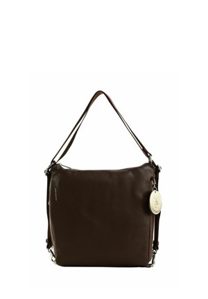 Sac à bandoulière en cuir marron foncé avec des ferrures argentées et un porte-clés rond beige attaché à la tirette de la fermeture éclair latérale.