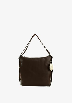 Sac à bandoulière en cuir marron foncé avec des ferrures argentées et un porte-clés rond beige attaché à la tirette de la fermeture éclair latérale.