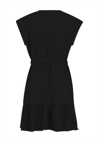 Zwarte jurk tot de knie met korte kapmouwen, elastische taille, geplooide textuur en een uitlopende zoom, gemaakt van lichtgewicht stof.