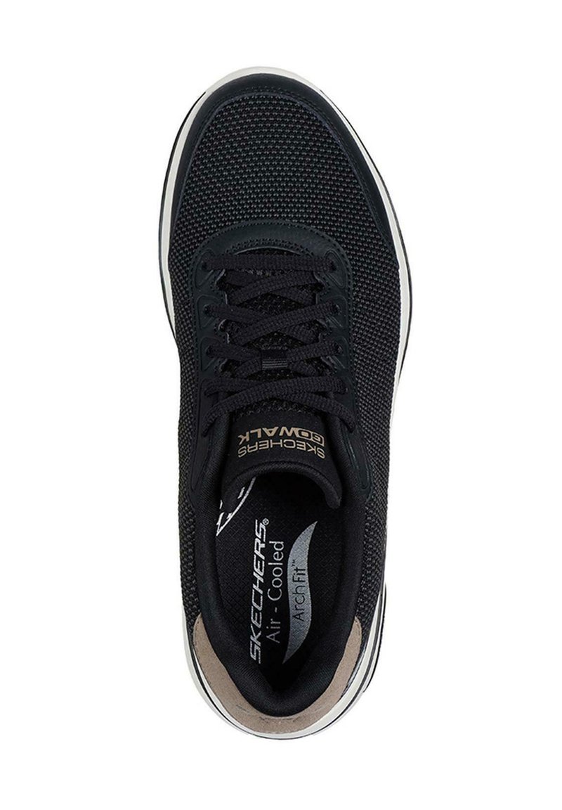 Zapatilla de malla negra con parte superior texturizada, punta redonda, cordones y plantilla acolchada que presenta las etiquetas "Air-Cooled" y "Arch Fit".