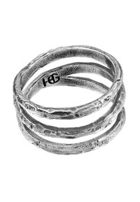 Anello in argento con un design a strati e textured. Presenta tre bande ondulate, con larghezze leggermente diverse, che creano un aspetto naturale e organico.