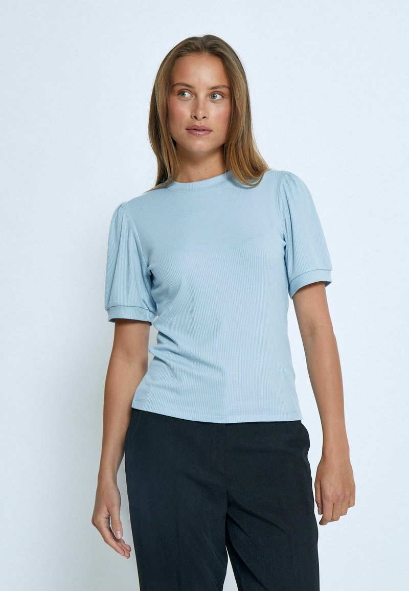 Gaiši zils ribots īsām piedurknēm tops ar apaļu kakla izgriezumu un savelkamu piedurkņu dizainu. Saskaņojums ar tumšām biksēm, gluda auduma faktūra.