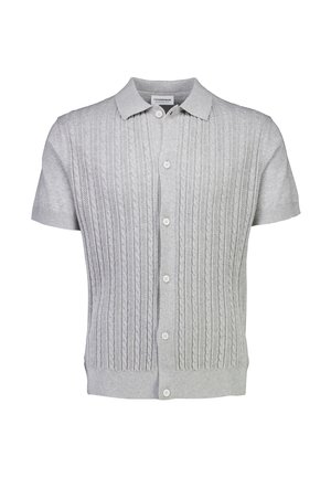 Kurzarm-Cardigan aus hellgrauem Strickstoff, mit strukturierten Zopfmustern, einem Kragen und weißen Knöpfen vorne.