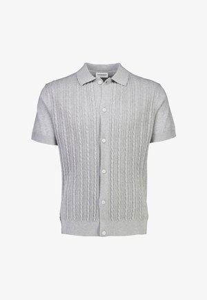 Cardigan à manches courtes en tissu tricoté gris clair, avec des motifs torsadés texturés, un col et des boutons blancs sur le devant.