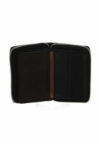 Portefeuille en cuir noir avec fermeture éclair. L'intérieur comprend plusieurs emplacements pour cartes, une poche en maille et un panneau d'accent marron. Texture lisse.