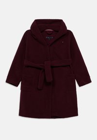 Μπορντό ρόμπα από φλίς με γιακά σάλι, ζώνη δετή και δύο μπροστινές τσέπες· μαλακή υφή και μακριά μανίκια.