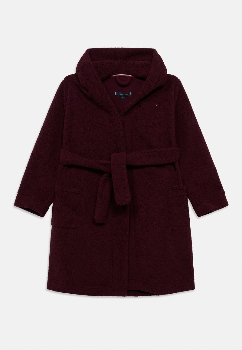 Μπορντό ρόμπα από φλίς με γιακά σάλι, ζώνη δετή και δύο μπροστινές τσέπες· μαλακή υφή και μακριά μανίκια.